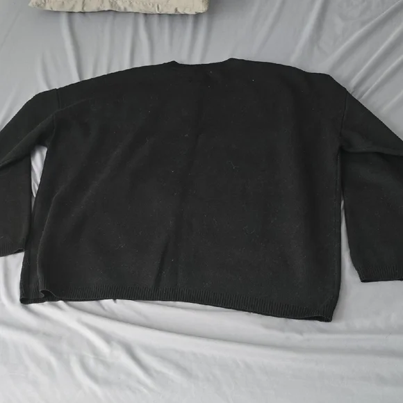 Black and White Graphic Sweater - Picture 6 of 6